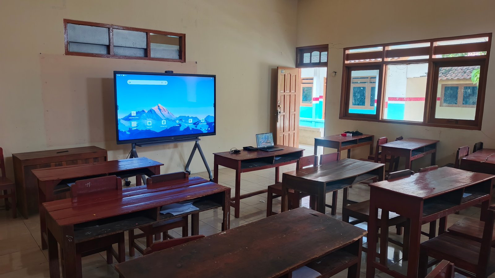 Ruang IFP (Interaktive Flat Panel) untuk pembelajaran digital
